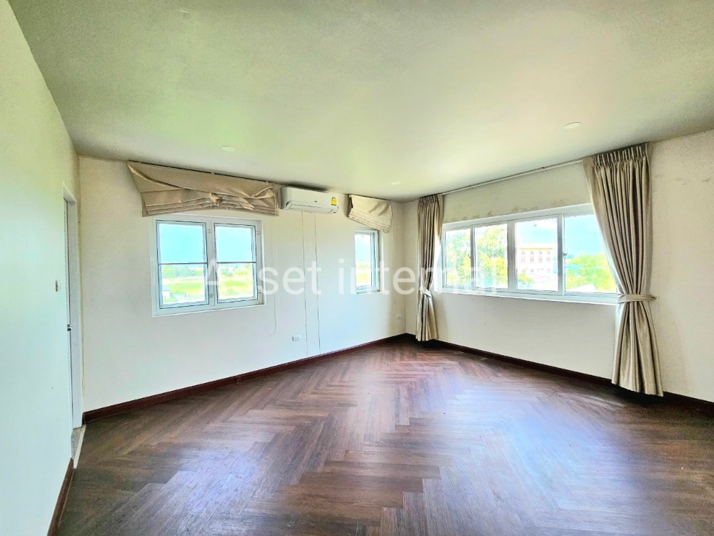 For SaleHome OfficeMin Buri, Romklao : Land for sale with Home Office, 4 and a half storey office, area 1 rai, 10 bedrooms, 9 bathrooms, parking for 50 cars, with 16 kw Solar cell panel, Saen Saep Subdistrict, Min Buri District, Bangkok