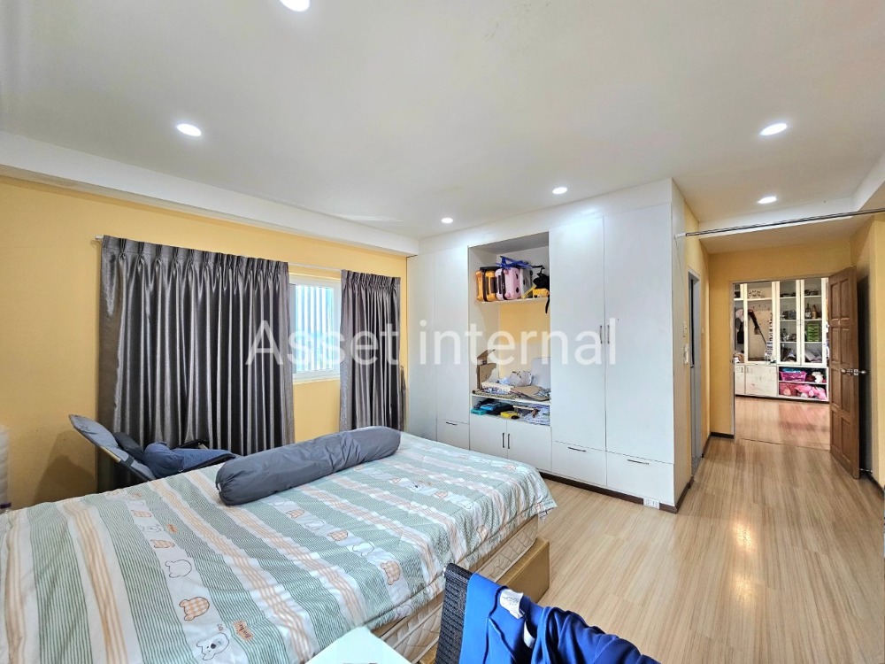 For SaleHome OfficeMin Buri, Romklao : Land for sale with Home Office, 4 and a half storey office, area 1 rai, 10 bedrooms, 9 bathrooms, parking for 50 cars, with 16 kw Solar cell panel, Saen Saep Subdistrict, Min Buri District, Bangkok