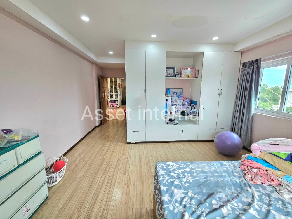 For SaleHome OfficeMin Buri, Romklao : Land for sale with Home Office, 4 and a half storey office, area 1 rai, 10 bedrooms, 9 bathrooms, parking for 50 cars, with 16 kw Solar cell panel, Saen Saep Subdistrict, Min Buri District, Bangkok