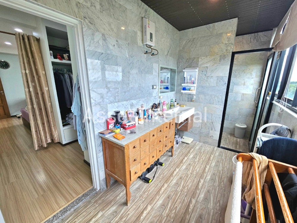 For SaleHome OfficeMin Buri, Romklao : Land for sale with Home Office, 4 and a half storey office, area 1 rai, 10 bedrooms, 9 bathrooms, parking for 50 cars, with 16 kw Solar cell panel, Saen Saep Subdistrict, Min Buri District, Bangkok