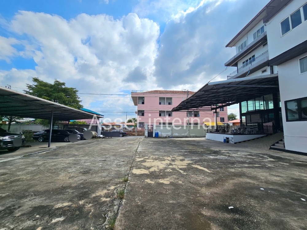 For SaleHome OfficeMin Buri, Romklao : Land for sale with Home Office, 4 and a half storey office, area 1 rai, 10 bedrooms, 9 bathrooms, parking for 50 cars, with 16 kw Solar cell panel, Saen Saep Subdistrict, Min Buri District, Bangkok