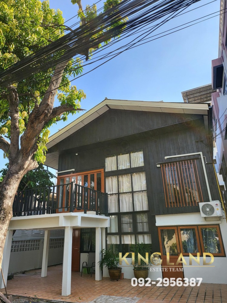 For RentHouseRatchadapisek, Huaikwang, Suttisan : 🏠#For rent, 2-storey single house, classic Thai style house, near MRT Sutthisan (walkable distance), large area 240 sq m., 3 bedrooms, 2 bathrooms #Accept foreigners, case by case 📣Rental price 64,900/month📣