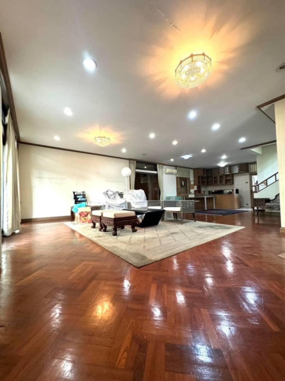 For RentRetail SpaceSukhumvit, Asoke, Thonglor : For rent, stand alone house on 280 square wah land, Soi Ekkamai, Sukhumvit 63, Bangkok. For cafe, restaurant, spa, massage shop, natural onsen (can be decorated and renovated)