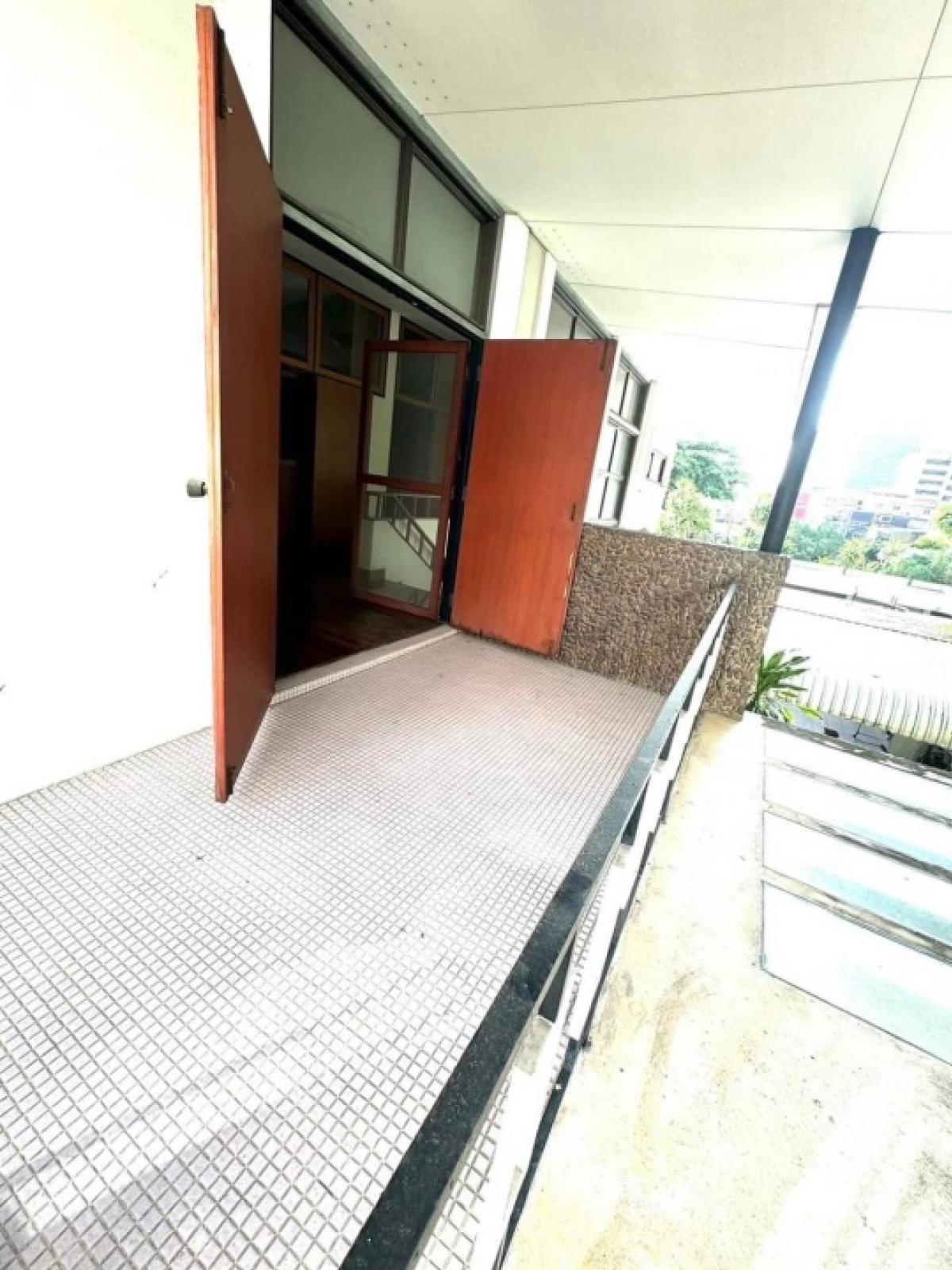 For RentRetail SpaceSukhumvit, Asoke, Thonglor : For rent, stand alone house on 280 square wah land, Soi Ekkamai, Sukhumvit 63, Bangkok. For cafe, restaurant, spa, massage shop, natural onsen (can be decorated and renovated)