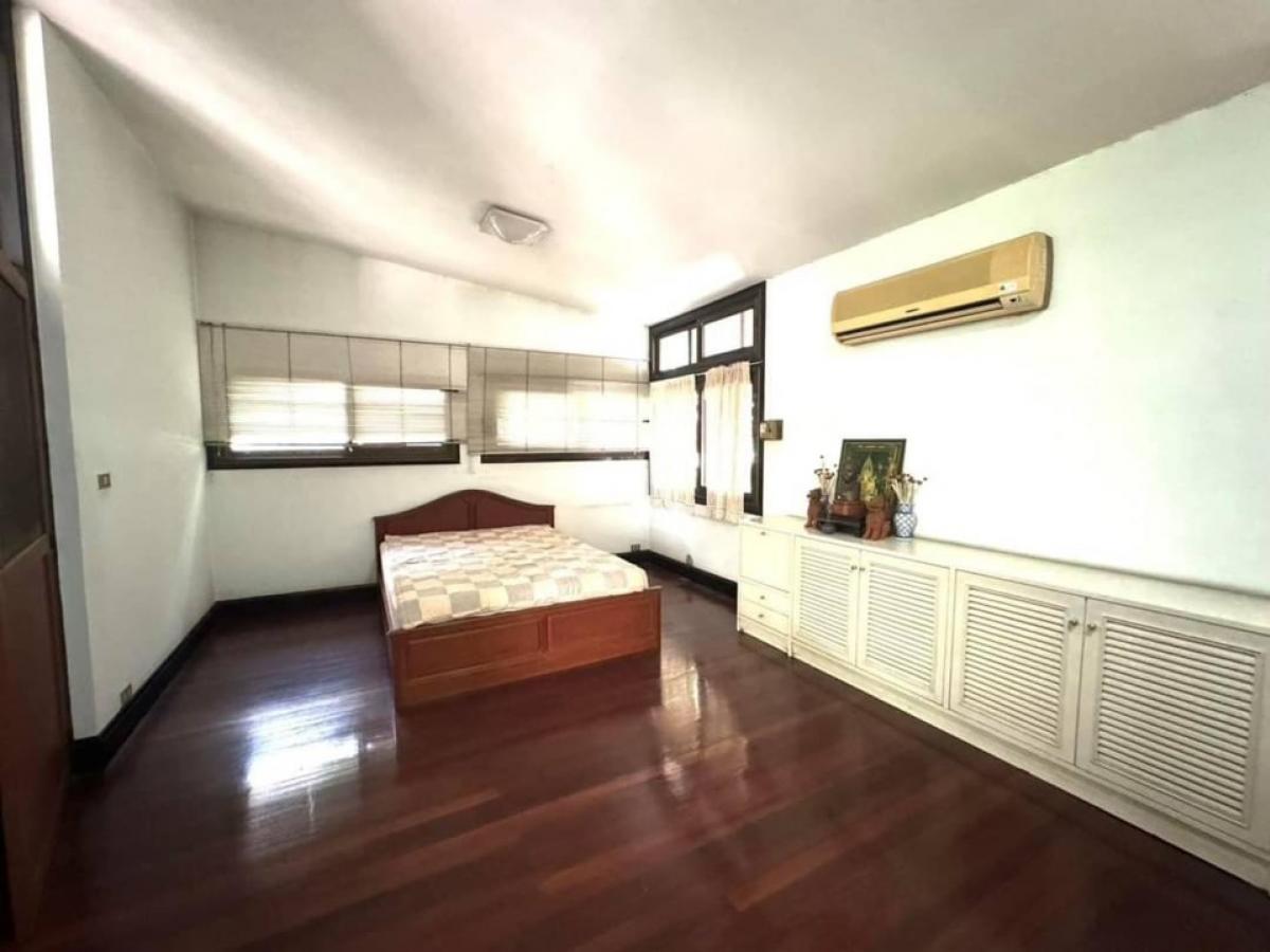 For RentRetail SpaceSukhumvit, Asoke, Thonglor : For rent, stand alone house on 280 square wah land, Soi Ekkamai, Sukhumvit 63, Bangkok. For cafe, restaurant, spa, massage shop, natural onsen (can be decorated and renovated)