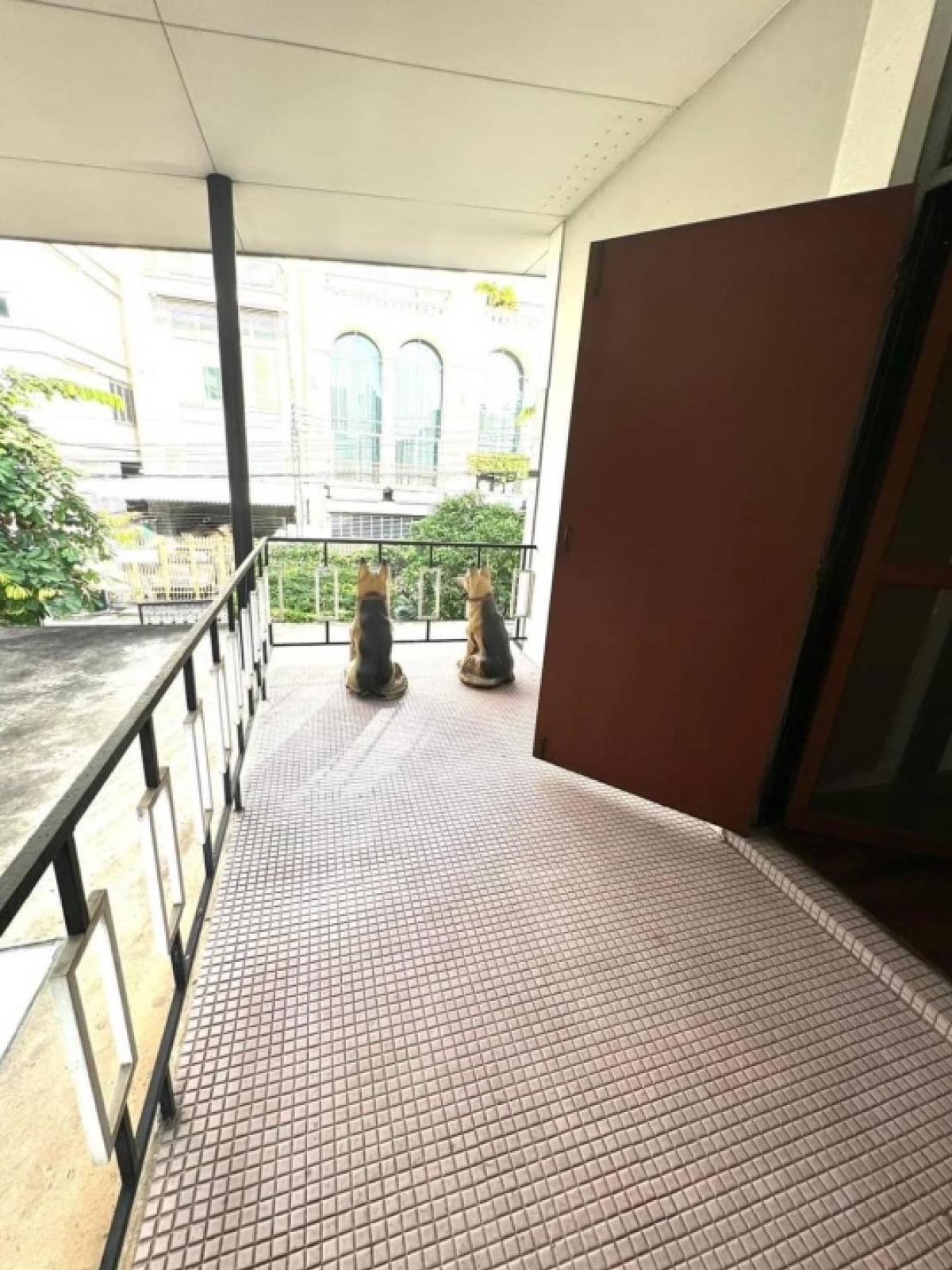 For RentRetail SpaceSukhumvit, Asoke, Thonglor : For rent, stand alone house on 280 square wah land, Soi Ekkamai, Sukhumvit 63, Bangkok. For cafe, restaurant, spa, massage shop, natural onsen (can be decorated and renovated)