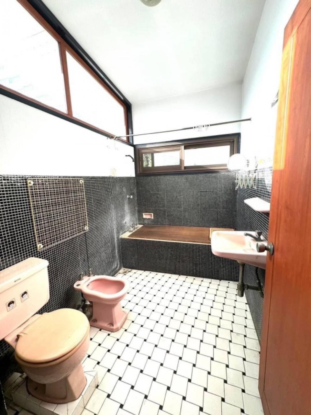 For RentRetail SpaceSukhumvit, Asoke, Thonglor : For rent, stand alone house on 280 square wah land, Soi Ekkamai, Sukhumvit 63, Bangkok. For cafe, restaurant, spa, massage shop, natural onsen (can be decorated and renovated)