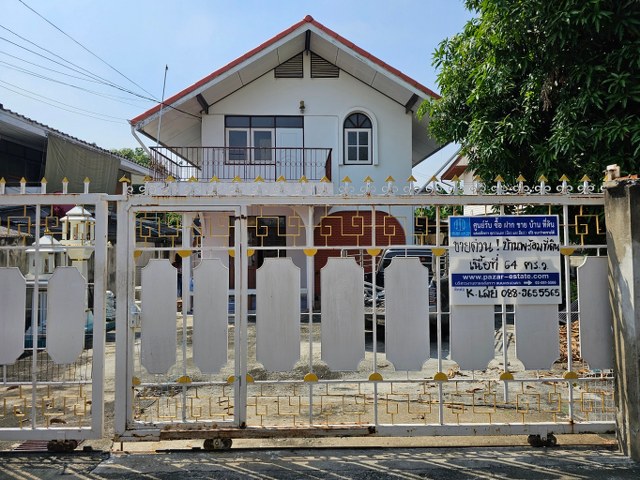 For SaleHouseBang kae, Phetkasem : Urgent sale, 2-storey detached house with land, area 64 sq.w., Soi Petchkasem 28, Intersection 9, good location, convenient transportation, near MRT Bang Phai and BTS Bang Wa stations, Petchkasem Road, Pak Khlong Phasi Charoen Subdistrict, Phasi Charoen D