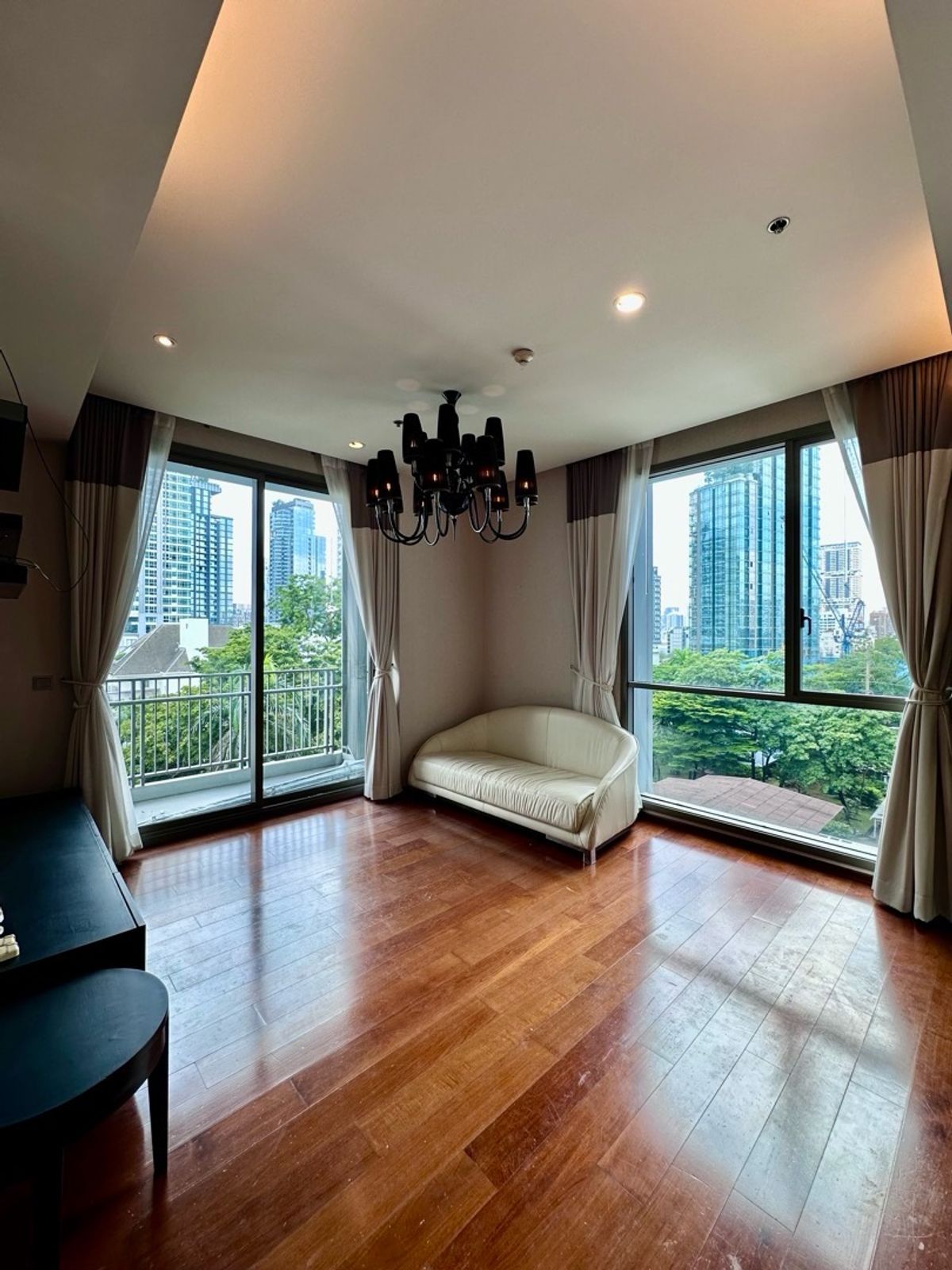 ขายคอนโดสุขุมวิท อโศก ทองหล่อ : ราคาดีที่สุดในตึก ตรม.ละ 183K. ห้องมุม ห้องนั่งเล่นได้ 2 วิว ไม่อึดอัด ไม่บล๊อควิว