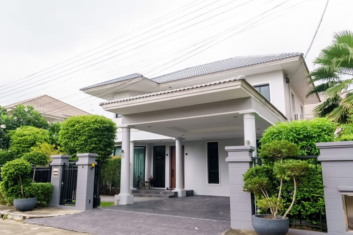 For SaleHouseRama5, Ratchapruek, Bangkruai : ❖ Luxury House ❖ 2-Story Detached House, 82.50 sq.w. 258.50 sq.m. | 3 Bedrooms 3 Bathrooms | Near Nonthaburi Medical Center Hospital 5 mins, The Walk Ratchaphruek 6 mins, Central Westville 10 mins.