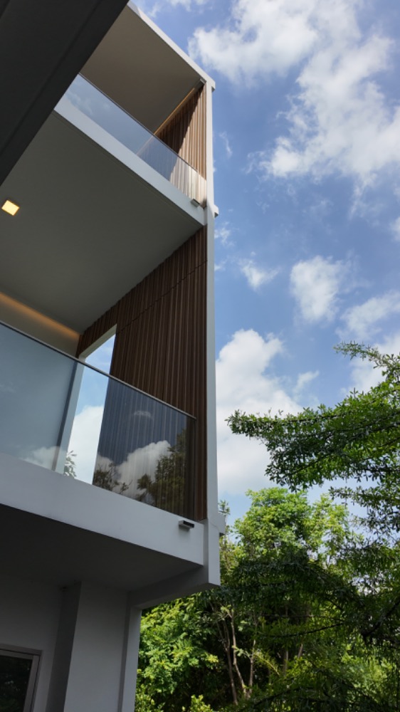 ขายบ้านพัฒนาการ ศรีนครินทร์ : ด่วน! ลดเป็นล้าน บ้านสุดหรูสไตล์โมเดิร์นลอฟท์ VIVE Rama9 หลังมุม ติดสวน