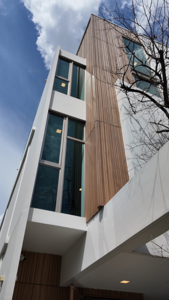 ขายบ้านพัฒนาการ ศรีนครินทร์ : ด่วน! ลดเป็นล้าน บ้านสุดหรูสไตล์โมเดิร์นลอฟท์ VIVE Rama9 หลังมุม ติดสวน