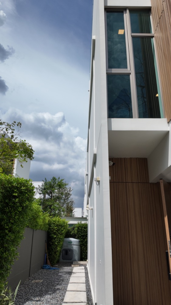 ขายบ้านพัฒนาการ ศรีนครินทร์ : ด่วน! ลดเป็นล้าน บ้านสุดหรูสไตล์โมเดิร์นลอฟท์ VIVE Rama9 หลังมุม ติดสวน