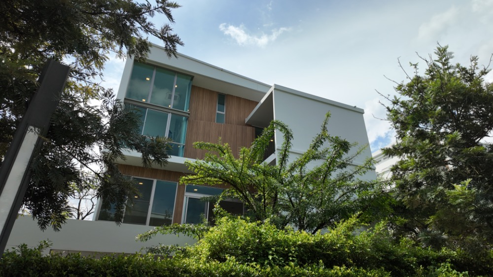 ขายบ้านพัฒนาการ ศรีนครินทร์ : ด่วน! ลดเป็นล้าน บ้านสุดหรูสไตล์โมเดิร์นลอฟท์ VIVE Rama9 หลังมุม ติดสวน