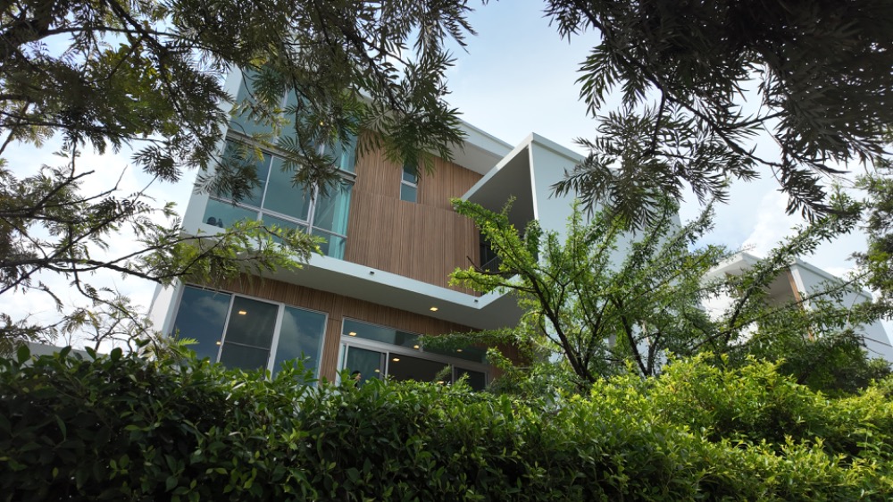 ขายบ้านพัฒนาการ ศรีนครินทร์ : ด่วน! ลดเป็นล้าน บ้านสุดหรูสไตล์โมเดิร์นลอฟท์ VIVE Rama9 หลังมุม ติดสวน