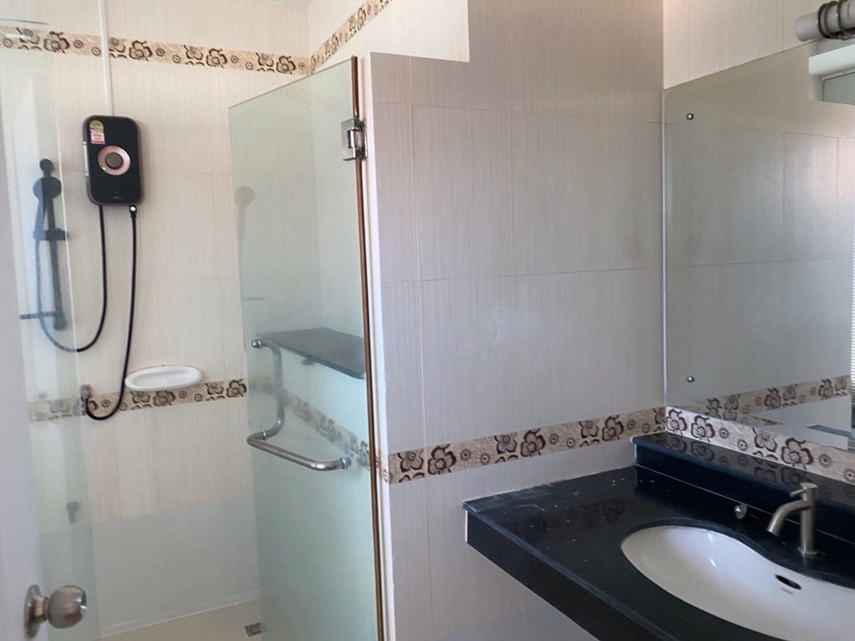 บ้านมีนบุรี-ร่มเกล้า : บ้านเดี่ยว2ชั้นให้เช่าหมู่บ้านเพอเฟครามคำแหง164  พื้นที่84.4ตารางวา 4ห้องนอน3ห้องน้ำ บ้านพร้อมอยู่พร้อมเฟอร์นิเจอร์ แอร์7ตัว ราคาเช่า 62,000 บาทต่อเดือน ค่าเช่า2ปี ราคา60,000บาท