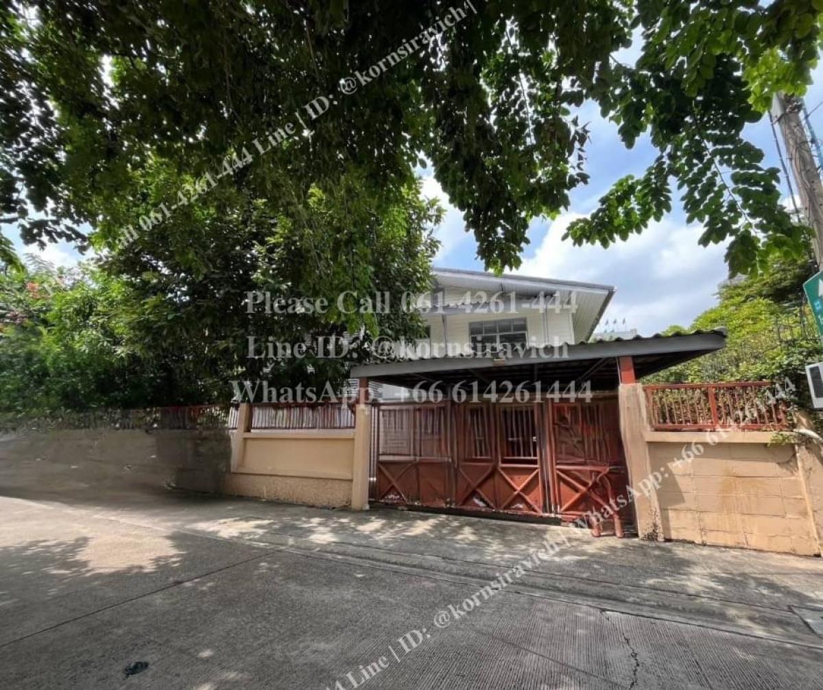 For RentHome OfficeAri,Anusaowaree : For rent: Home office or Studio for small companies, 3 car parking spaces, can be used as a residence, can walk to BTS Ari Station.