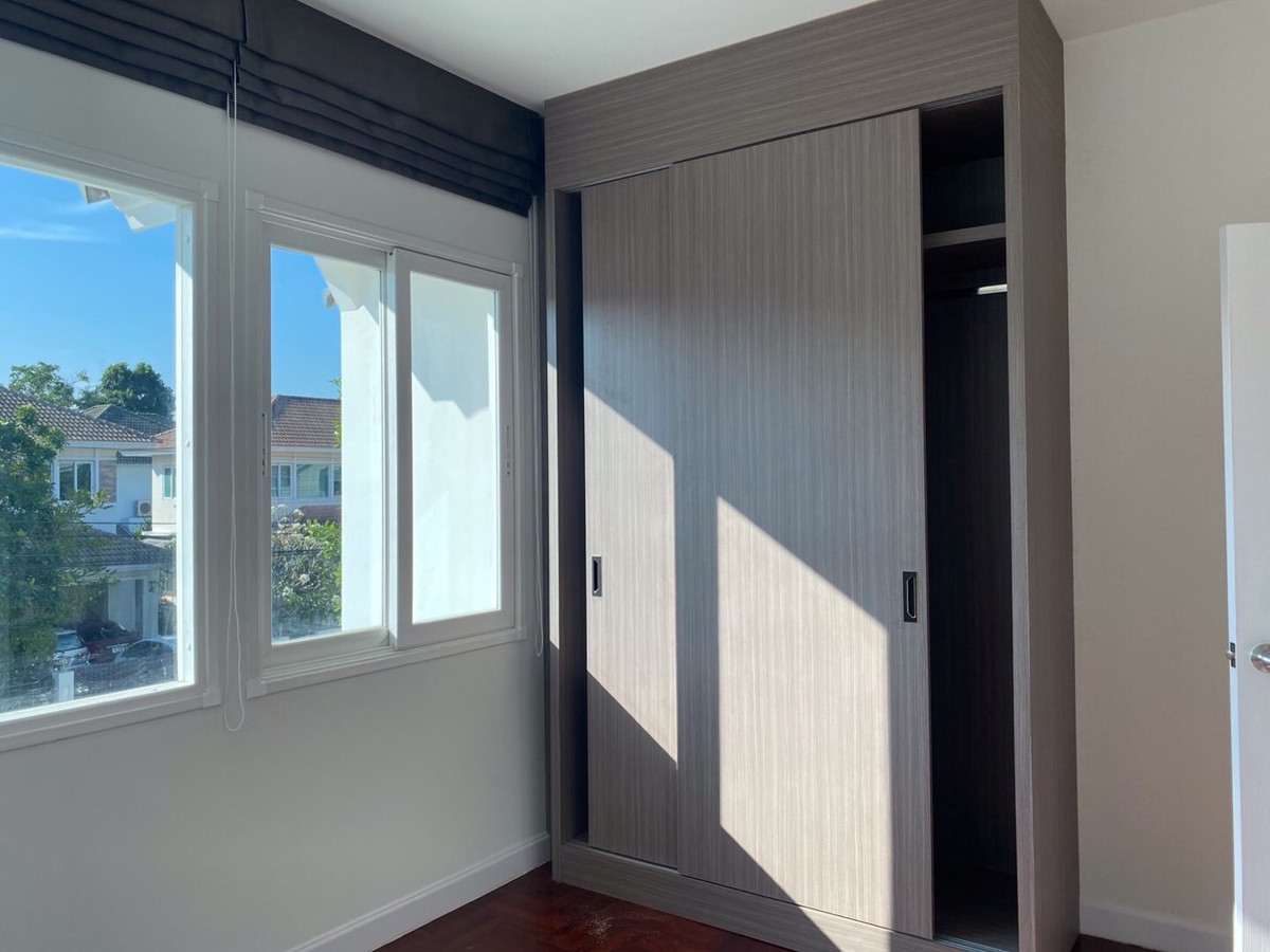 บ้านมีนบุรี-ร่มเกล้า : บ้านเดี่ยว2ชั้นให้เช่าหมู่บ้านเพอเฟครามคำแหง164  พื้นที่84.4ตารางวา 4ห้องนอน3ห้องน้ำ บ้านพร้อมอยู่พร้อมเฟอร์นิเจอร์ แอร์7ตัว ราคาเช่า 62,000 บาทต่อเดือน ค่าเช่า2ปี ราคา60,000บาท