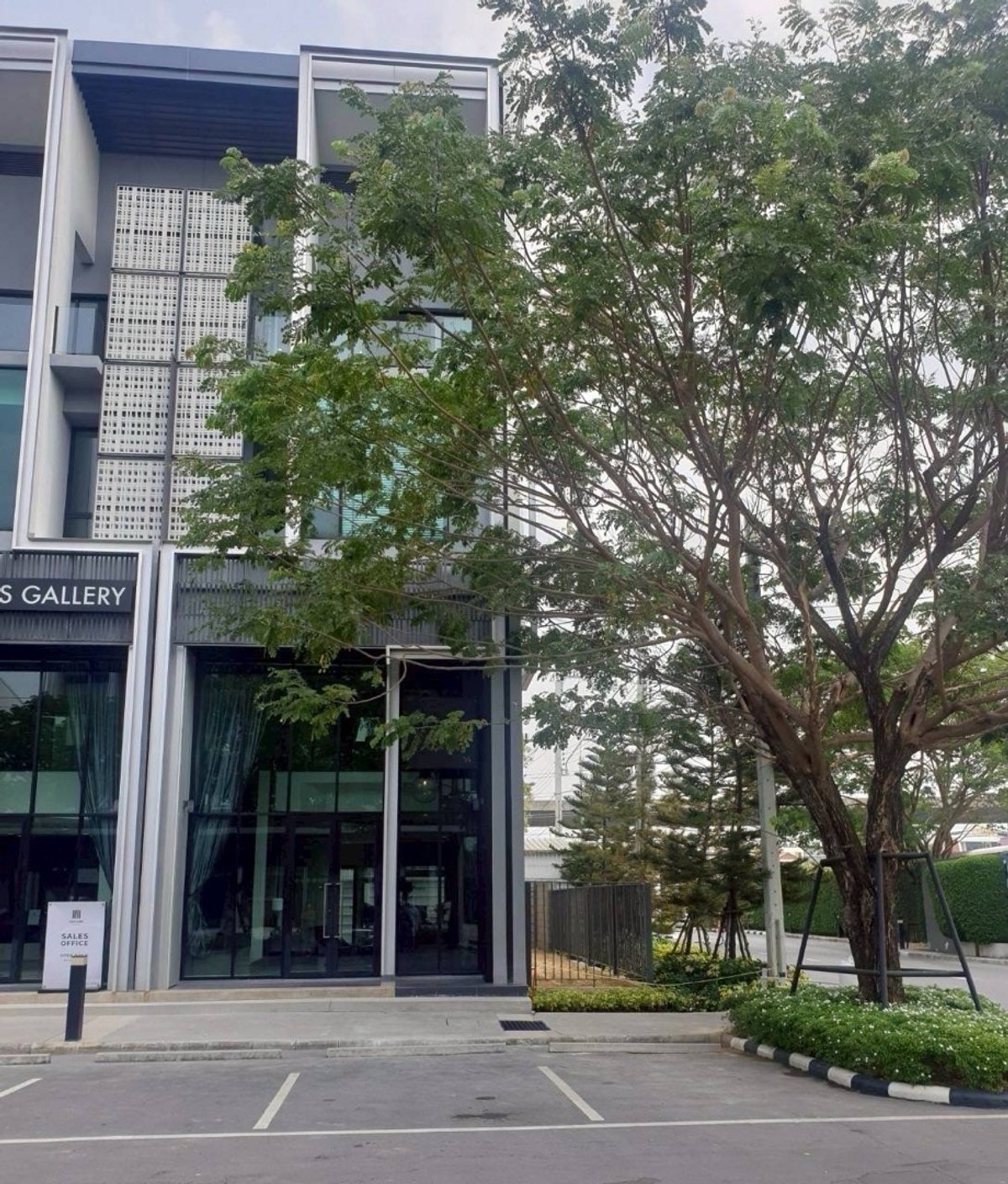 ให้เช่าโฮมออฟฟิศบางนา แบริ่ง ลาซาล : #โฮมออฟฟิต แคสเคด บางนา ให้เช่า ห้องมุม 4 ชั้น ตกแต่งสวยพร้อมใช้งาน 
:
➡️ติดถนนบางนาตราด กม. 5 เดินทางสะดวกใกล้ทางด่วน ใกล้แหล่งช็อปปิ้ง