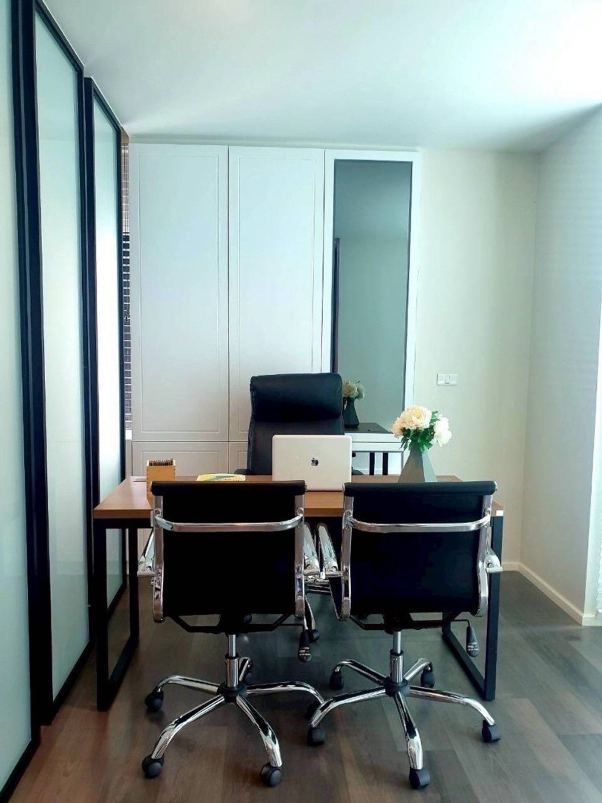 ให้เช่าโฮมออฟฟิศบางนา แบริ่ง ลาซาล : #โฮมออฟฟิต แคสเคด บางนา ให้เช่า ห้องมุม 4 ชั้น ตกแต่งสวยพร้อมใช้งาน 
:
➡️ติดถนนบางนาตราด กม. 5 เดินทางสะดวกใกล้ทางด่วน ใกล้แหล่งช็อปปิ้ง