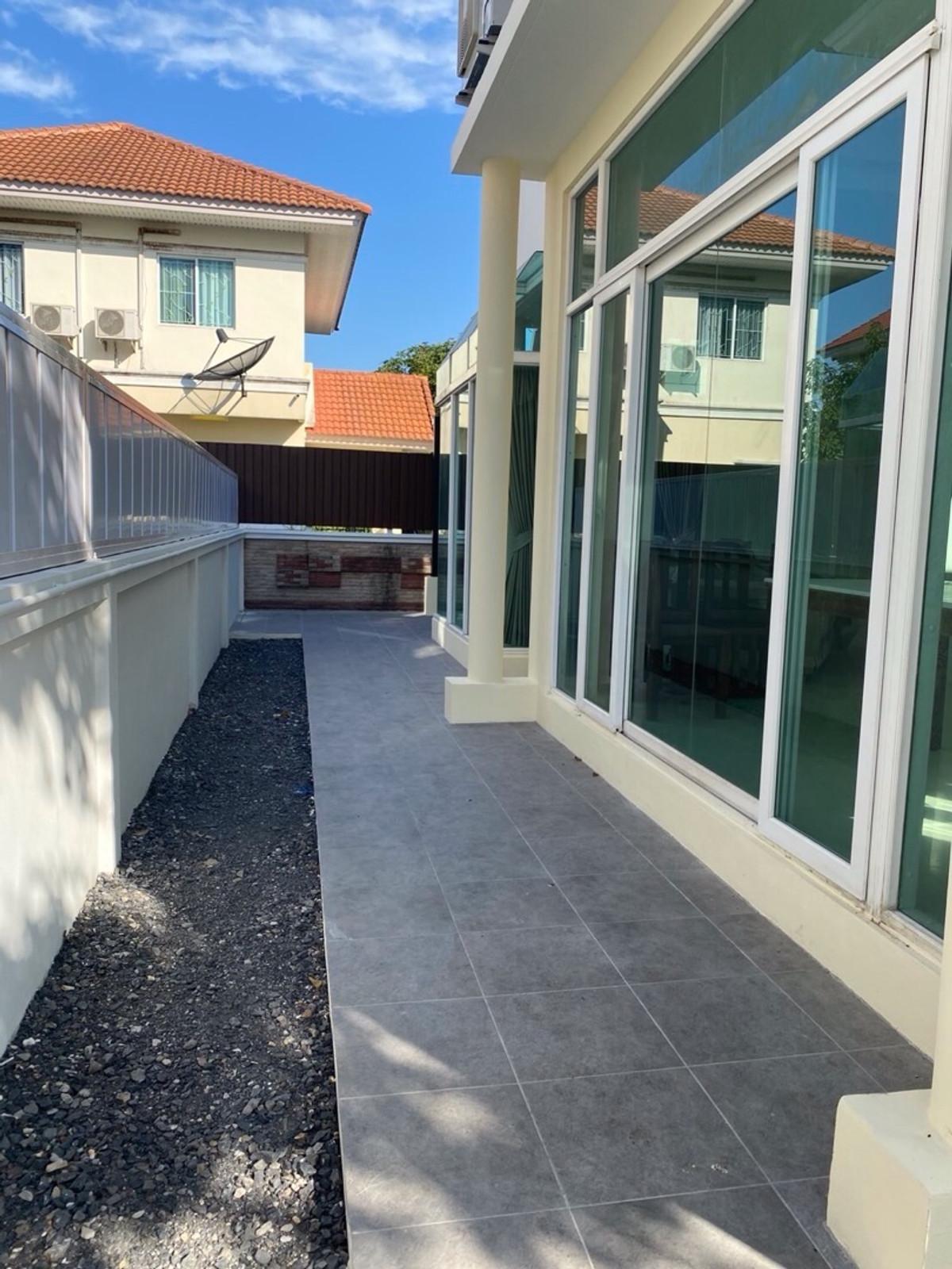 บ้านมีนบุรี-ร่มเกล้า : บ้านเดี่ยว2ชั้นให้เช่าหมู่บ้านเพอเฟครามคำแหง164  พื้นที่84.4ตารางวา 4ห้องนอน3ห้องน้ำ บ้านพร้อมอยู่พร้อมเฟอร์นิเจอร์ แอร์7ตัว ราคาเช่า 62,000 บาทต่อเดือน ค่าเช่า2ปี ราคา60,000บาท