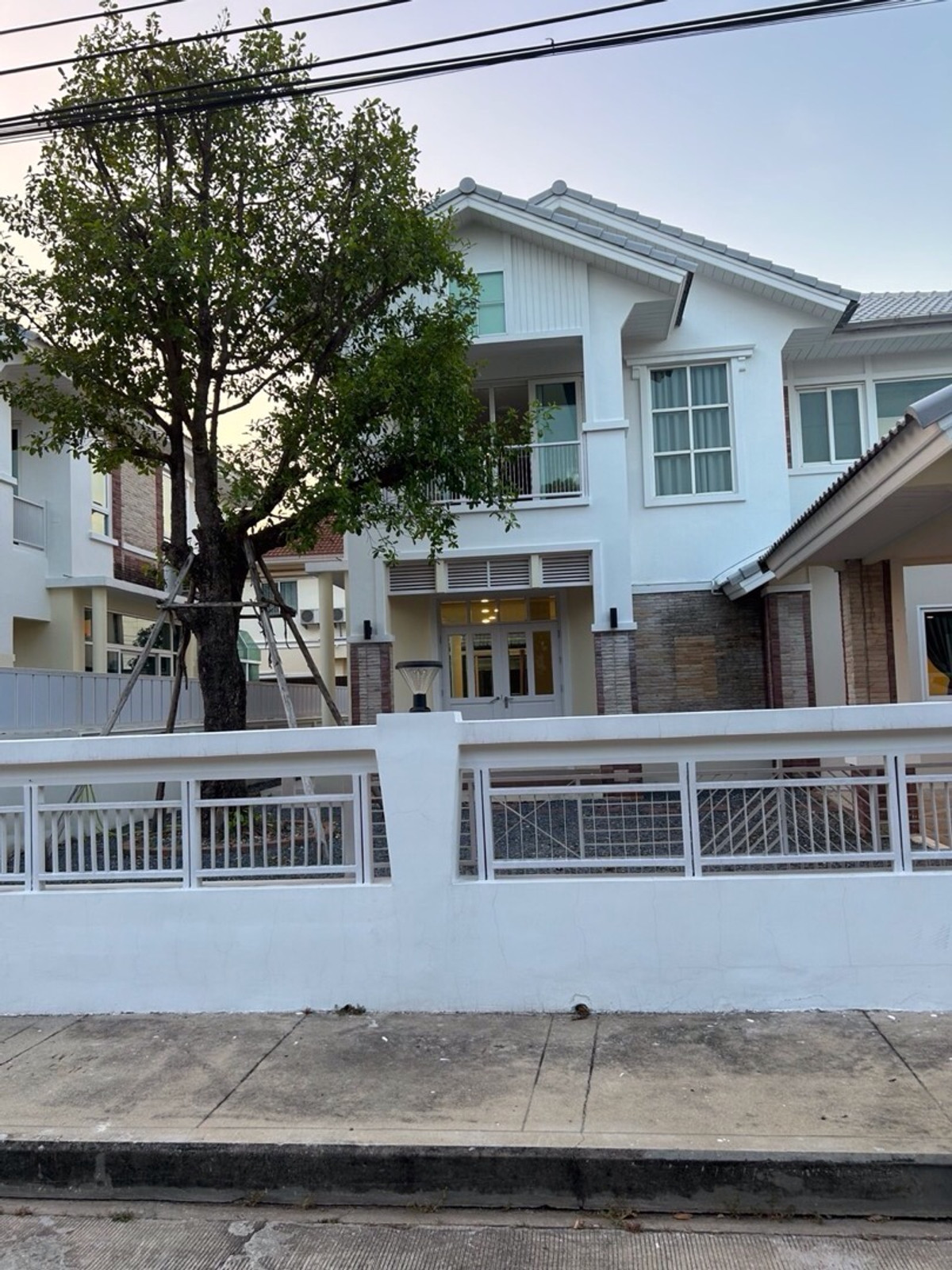 บ้านมีนบุรี-ร่มเกล้า : บ้านเดี่ยว2ชั้นให้เช่าหมู่บ้านเพอเฟครามคำแหง164  พื้นที่84.4ตารางวา 4ห้องนอน3ห้องน้ำ บ้านพร้อมอยู่พร้อมเฟอร์นิเจอร์ แอร์7ตัว ราคาเช่า 62,000 บาทต่อเดือน ค่าเช่า2ปี ราคา60,000บาท