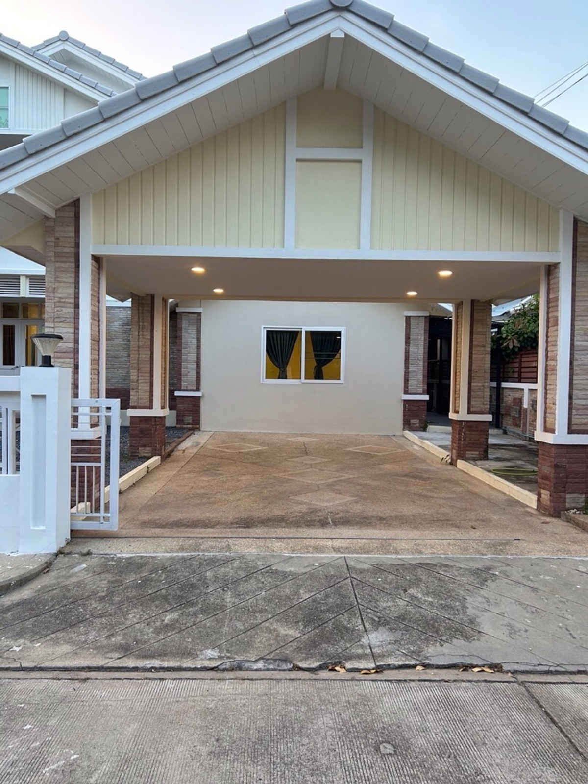 บ้านมีนบุรี-ร่มเกล้า : บ้านเดี่ยว2ชั้นให้เช่าหมู่บ้านเพอเฟครามคำแหง164  พื้นที่84.4ตารางวา 4ห้องนอน3ห้องน้ำ บ้านพร้อมอยู่พร้อมเฟอร์นิเจอร์ แอร์7ตัว ราคาเช่า 62,000 บาทต่อเดือน ค่าเช่า2ปี ราคา60,000บาท