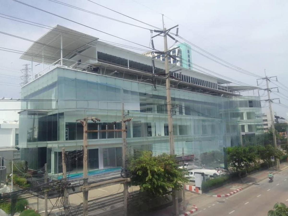 ให้เช่าโชว์รูมรัชดา ห้วยขวาง : ปล่อยเช่า Showroom Office ชั้น 5 Rooftop บนอาคาร Stand Alone ริมถนนรัชดาภิเษก ใกล้ รถไฟฟ้า MRT สุทธิสาร และ Ratchadaphisek เพียง 700 เมตร