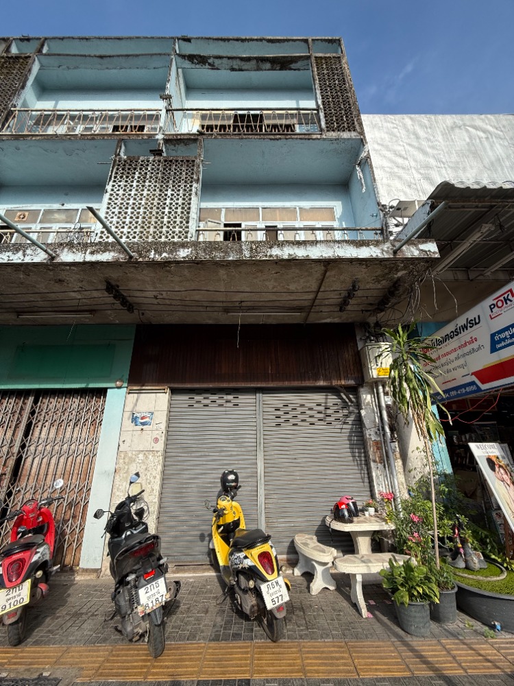 For SaleShop HouseUdon Thani : 🔥Urgent sale, land🔥 with building, 220 square meters, on the road, located at the Prachak Udon Fountain Intersection, in the heart of Udon Thani Province.