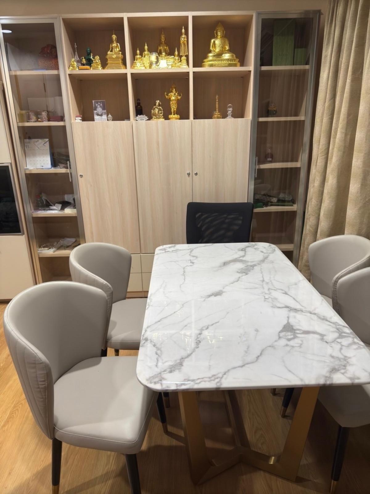 For SaleCondoRatchathewi,Phayathai : 03/04/2026, Luxury in the heart of Ratchathewi!
2-bedroom condo with a swimming pool near BTS/MRT! 0642748883