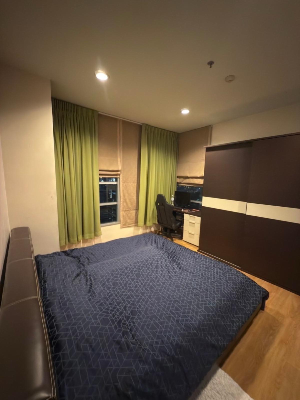 For SaleCondoRatchathewi,Phayathai : 03/04/2026, Luxury in the heart of Ratchathewi!
2-bedroom condo with a swimming pool near BTS/MRT! 0642748883