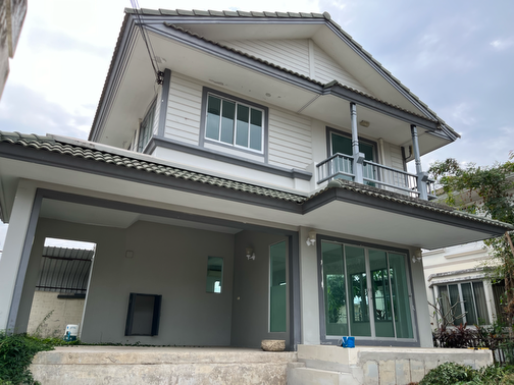 For RentHouseBangna, Bearing, Lasalle : 2-storey detached house, 3 bedrooms, 2 bathrooms, 1 living room, 1 dining room, 1 kitchen, with parking space and usable space around the house.