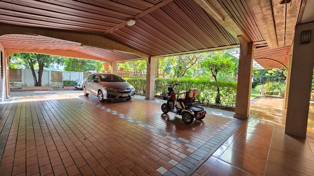 For SaleHousePattanakan, Srinakarin : For sale: 2-storey detached house, Panya Village Pattanakarn, Soi Pattanakarn 30, corner house