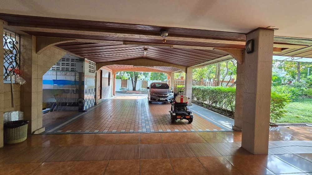 For SaleHousePattanakan, Srinakarin : For sale: 2-storey detached house, Panya Village Pattanakarn, Soi Pattanakarn 30, corner house