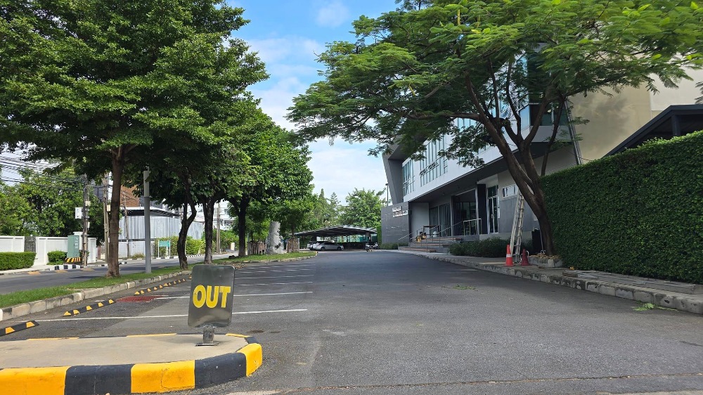 For SaleHousePattanakan, Srinakarin : For sale: 2-storey detached house, Panya Village Pattanakarn, Soi Pattanakarn 30, corner house