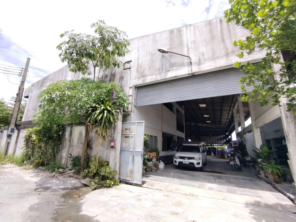 For SaleWarehouseSamut Prakan,Samrong : Land for sale with buildings, warehouse, area approximately 300 square wah in Soi Thanaset 6, Theparak Road, Bang Pla Subdistrict, Bang Phli District, Samut Prakan, selling for 16 million baht.*