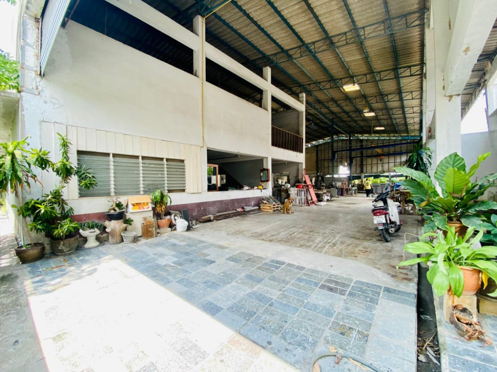 For SaleWarehouseSamut Prakan,Samrong : Land for sale with buildings, warehouse, area approximately 300 square wah in Soi Thanaset 6, Theparak Road, Bang Pla Subdistrict, Bang Phli District, Samut Prakan, selling for 16 million baht.*