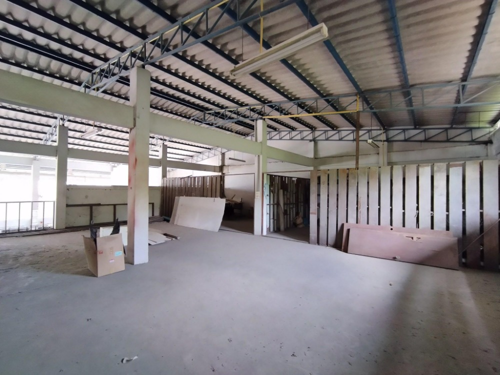 For SaleWarehouseSamut Prakan,Samrong : Land for sale with buildings, warehouse, area approximately 300 square wah in Soi Thanaset 6, Theparak Road, Bang Pla Subdistrict, Bang Phli District, Samut Prakan, selling for 16 million baht.*