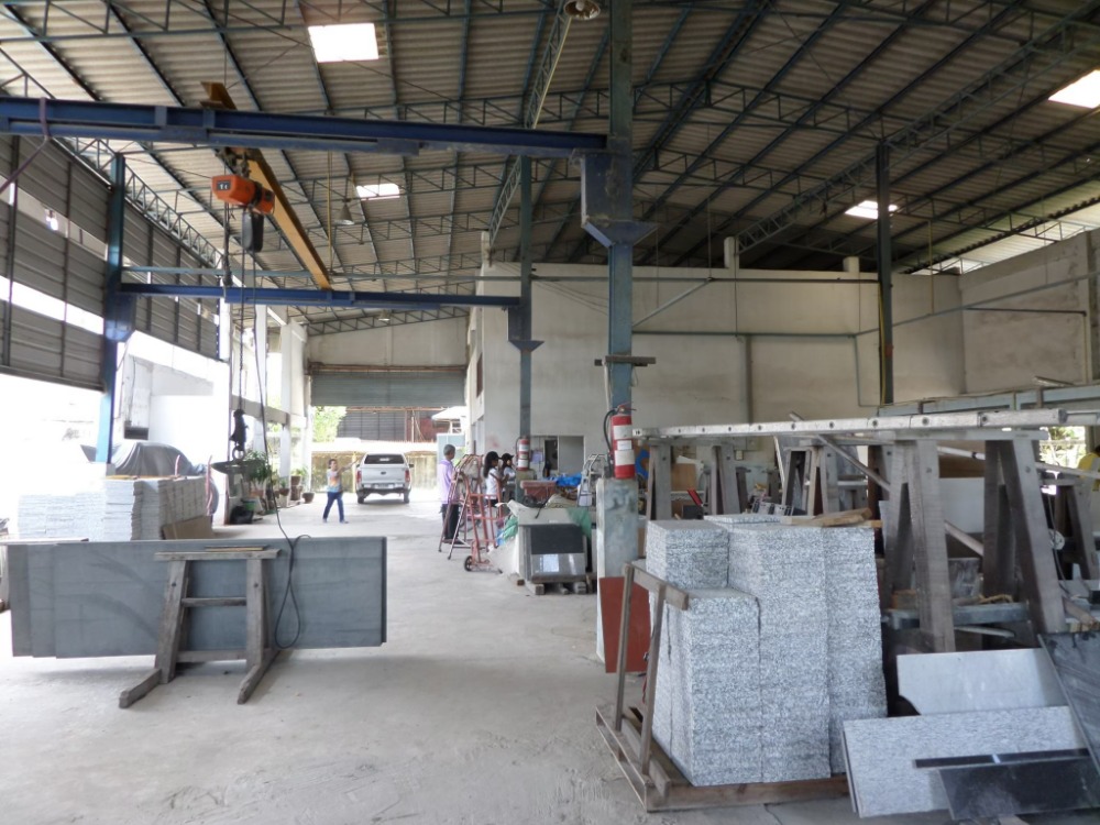 For SaleWarehouseSamut Prakan,Samrong : Land for sale with buildings, warehouse, area approximately 300 square wah in Soi Thanaset 6, Theparak Road, Bang Pla Subdistrict, Bang Phli District, Samut Prakan, selling for 16 million baht.*