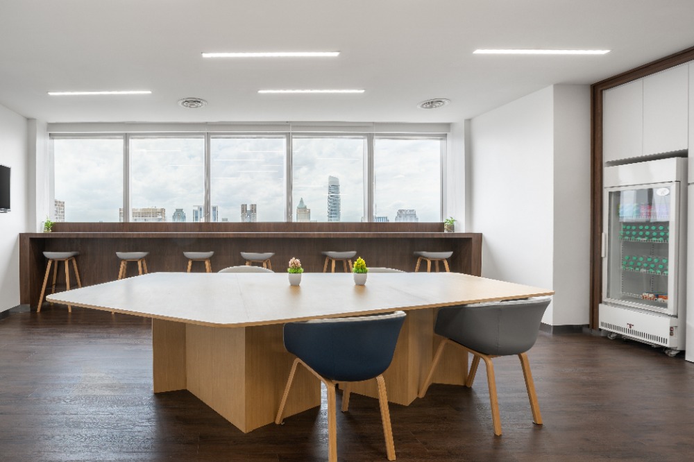 ให้เช่าสยาม จุฬา สามย่าน : Work more productively in a shared office space in Regus CRC Tower - All Seasons Place