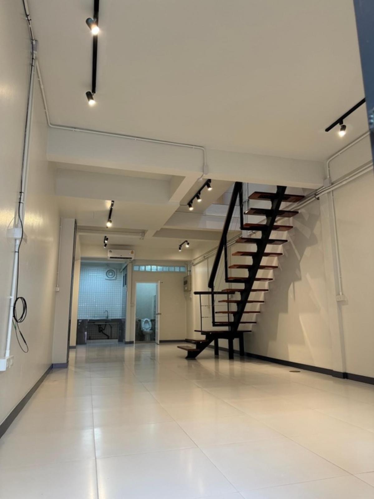 ขายทาวน์โฮมสุขุมวิท อโศก ทองหล่อ : 📢👇ขายทาวน์เฮ้าส์ ใจกลางเมือง พึ่งรีโนเวทใหม่ เดินระบบไฟใหม่ แอร์ใหม่ 4 ตัว ทาสีใหม่ทั้งหลัง ราคาเหมาะสมทั้งเพื่ออยู่อาศัย หรือ ลงทุน การคมนาคม เดินทางสะดวกหลายเส้นทาง และ ใกล้ BTS และ MRT