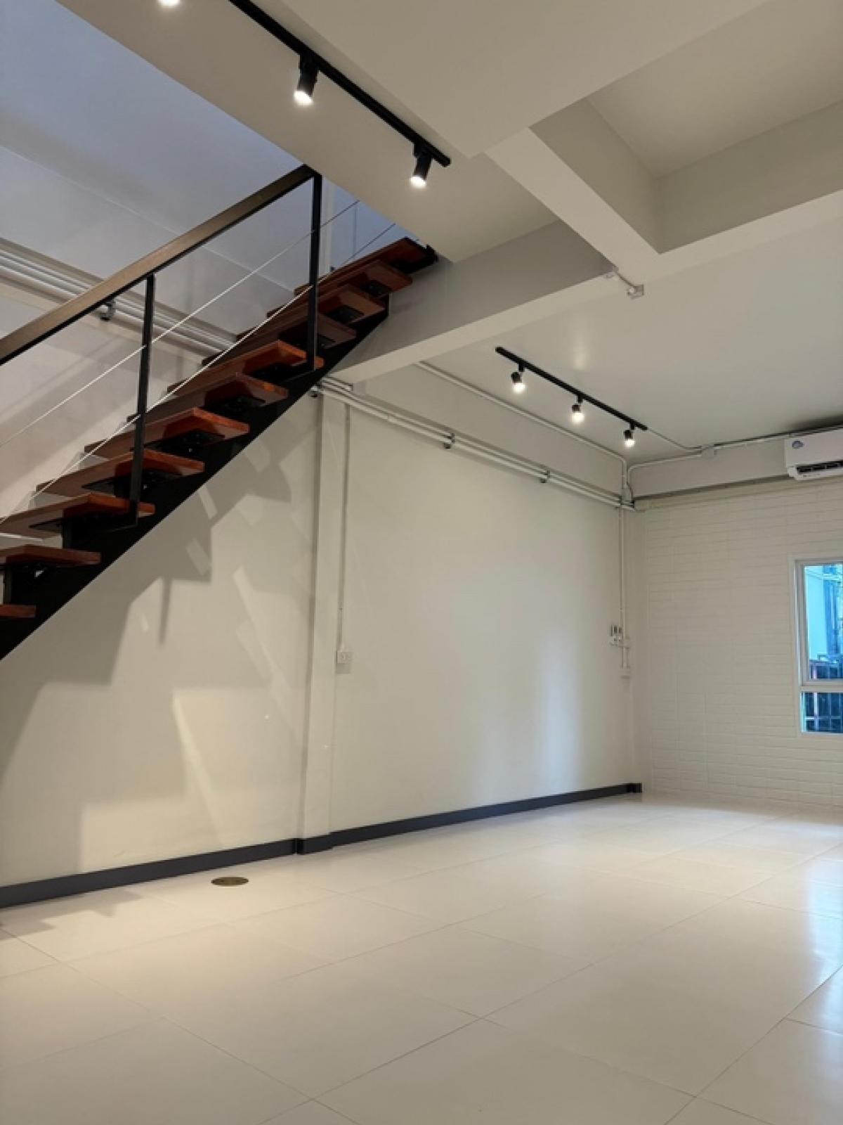 ขายทาวน์โฮมสุขุมวิท อโศก ทองหล่อ : 📢👇ขายทาวน์เฮ้าส์ ใจกลางเมือง พึ่งรีโนเวทใหม่ เดินระบบไฟใหม่ แอร์ใหม่ 4 ตัว ทาสีใหม่ทั้งหลัง ราคาเหมาะสมทั้งเพื่ออยู่อาศัย หรือ ลงทุน การคมนาคม เดินทางสะดวกหลายเส้นทาง และ ใกล้ BTS และ MRT