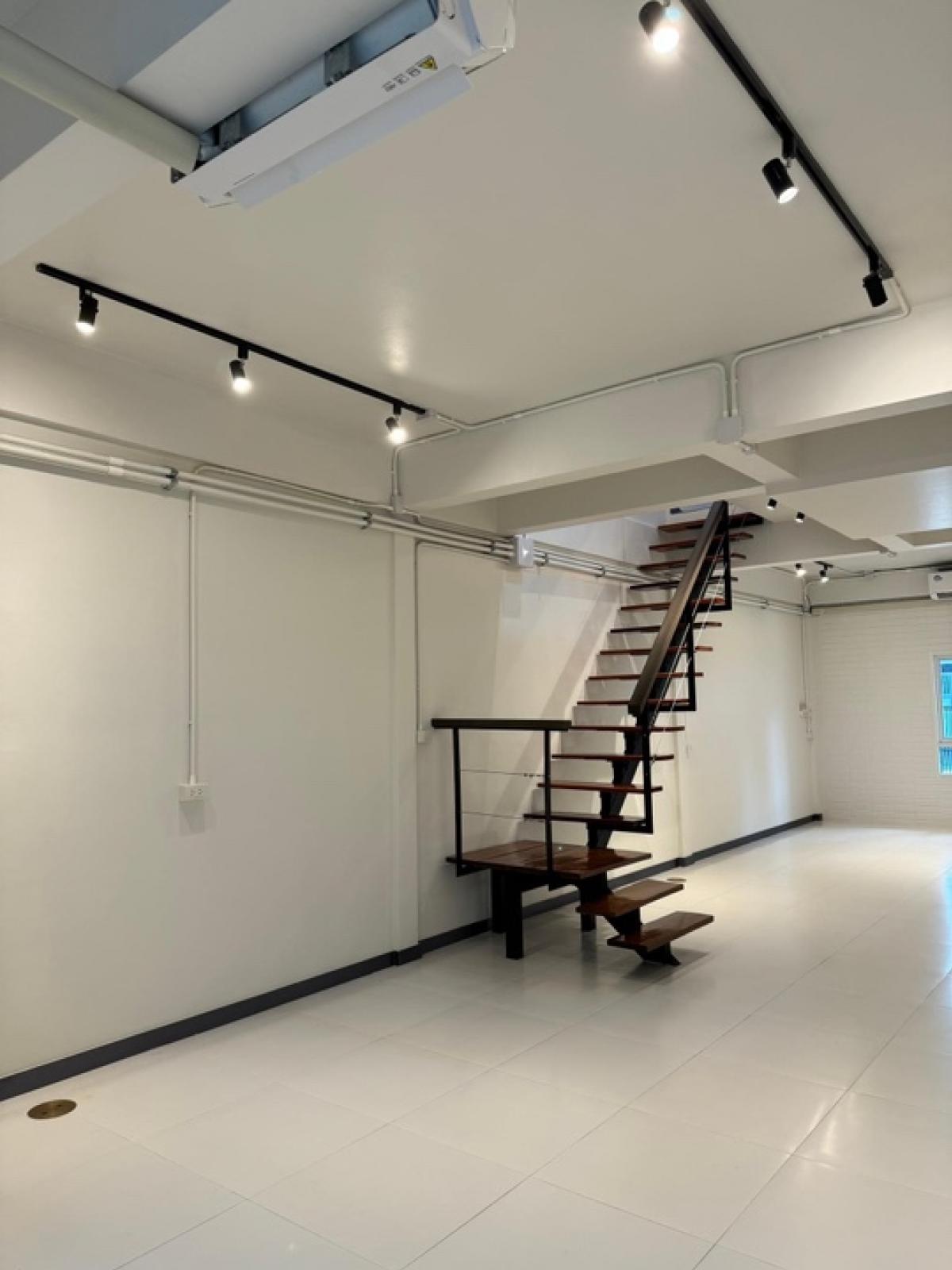 ขายทาวน์โฮมสุขุมวิท อโศก ทองหล่อ : 📢👇ขายทาวน์เฮ้าส์ ใจกลางเมือง พึ่งรีโนเวทใหม่ เดินระบบไฟใหม่ แอร์ใหม่ 4 ตัว ทาสีใหม่ทั้งหลัง ราคาเหมาะสมทั้งเพื่ออยู่อาศัย หรือ ลงทุน การคมนาคม เดินทางสะดวกหลายเส้นทาง และ ใกล้ BTS และ MRT