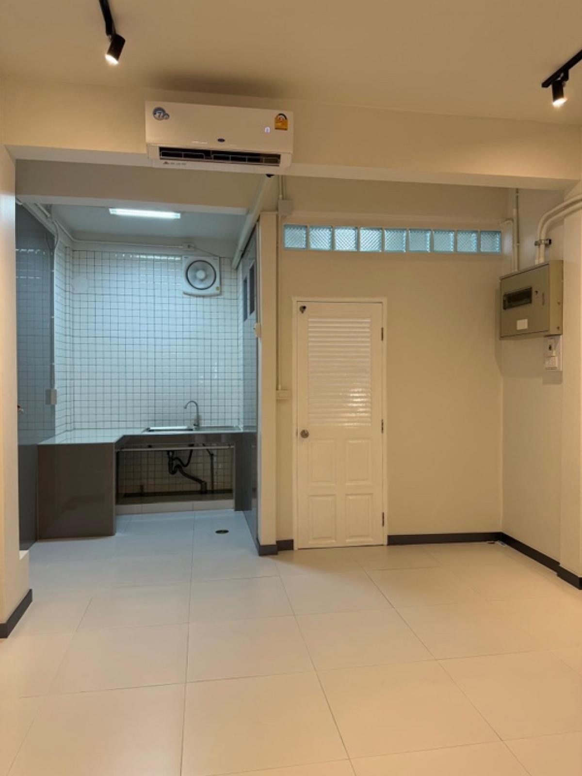 ขายทาวน์โฮมสุขุมวิท อโศก ทองหล่อ : 📢👇ขายทาวน์เฮ้าส์ ใจกลางเมือง พึ่งรีโนเวทใหม่ เดินระบบไฟใหม่ แอร์ใหม่ 4 ตัว ทาสีใหม่ทั้งหลัง ราคาเหมาะสมทั้งเพื่ออยู่อาศัย หรือ ลงทุน การคมนาคม เดินทางสะดวกหลายเส้นทาง และ ใกล้ BTS และ MRT