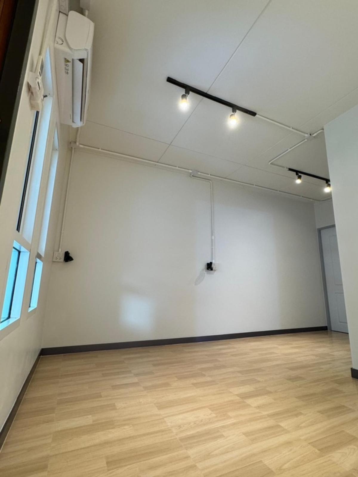 ขายทาวน์โฮมสุขุมวิท อโศก ทองหล่อ : 📢👇ขายทาวน์เฮ้าส์ ใจกลางเมือง พึ่งรีโนเวทใหม่ เดินระบบไฟใหม่ แอร์ใหม่ 4 ตัว ทาสีใหม่ทั้งหลัง ราคาเหมาะสมทั้งเพื่ออยู่อาศัย หรือ ลงทุน การคมนาคม เดินทางสะดวกหลายเส้นทาง และ ใกล้ BTS และ MRT