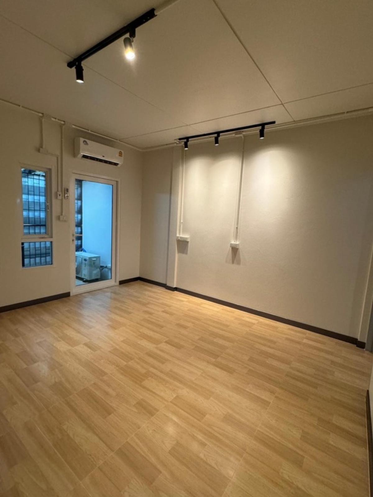 ขายทาวน์โฮมสุขุมวิท อโศก ทองหล่อ : 📢👇ขายทาวน์เฮ้าส์ ใจกลางเมือง พึ่งรีโนเวทใหม่ เดินระบบไฟใหม่ แอร์ใหม่ 4 ตัว ทาสีใหม่ทั้งหลัง ราคาเหมาะสมทั้งเพื่ออยู่อาศัย หรือ ลงทุน การคมนาคม เดินทางสะดวกหลายเส้นทาง และ ใกล้ BTS และ MRT