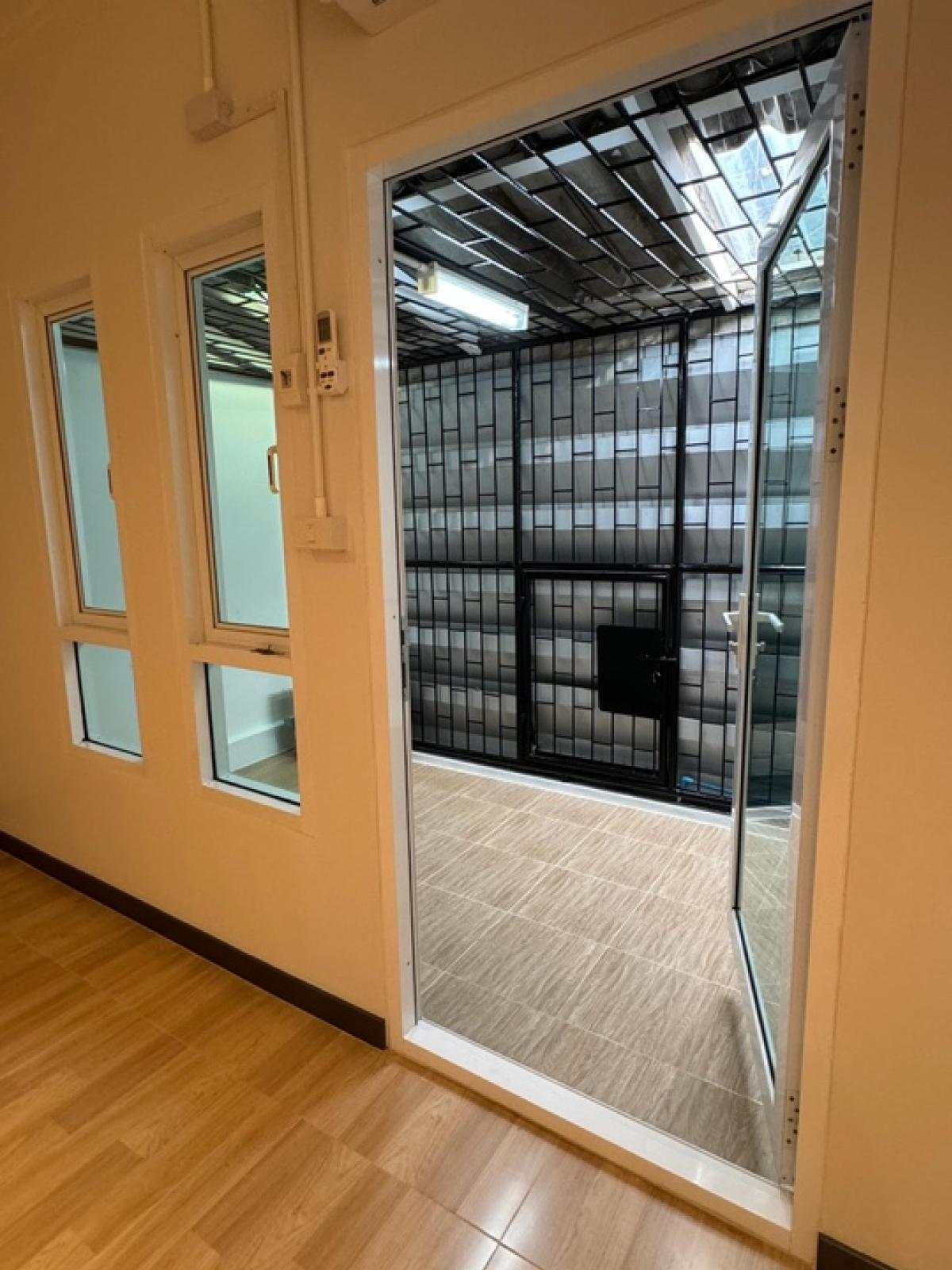 ขายทาวน์โฮมสุขุมวิท อโศก ทองหล่อ : 📢👇ขายทาวน์เฮ้าส์ ใจกลางเมือง พึ่งรีโนเวทใหม่ เดินระบบไฟใหม่ แอร์ใหม่ 4 ตัว ทาสีใหม่ทั้งหลัง ราคาเหมาะสมทั้งเพื่ออยู่อาศัย หรือ ลงทุน การคมนาคม เดินทางสะดวกหลายเส้นทาง และ ใกล้ BTS และ MRT