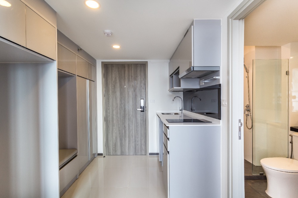 For RentCondoKasetsart, Ratchayothin : 🔥For urgent rent🔥 Knightsbridge Space Ratchayothin, high ceiling room, ready to move in, complete electrical appliances and furniture, near BTS Phahon Yothin 24