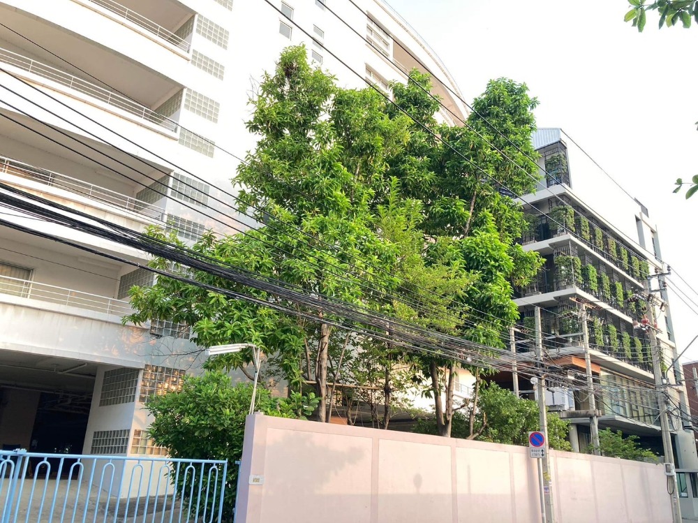 For SaleHotel&Apartment BusinessSathorn, Narathiwat : Commercial building for sale (formerly a condominium), 12-storey building with 1 basement floor, 188 units, area 1 rai 1 ngan 35 square wa, price 750 million baht. Interested, contact Khun Pui 08-9920-9893