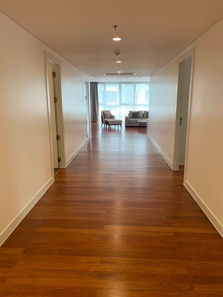 ให้เช่าคอนโดสุขุมวิท อโศก ทองหล่อ : ให้เช่าคอนโด 3ห้องนอน+ห้องแม่บ้าน เฟอร์นิเจอครบ ระเบียงใหญ่ ใกล้BTS พร้อมเข้าอยู่